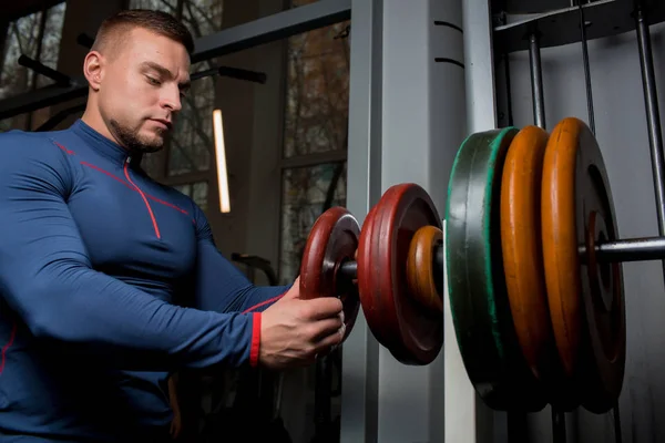 Unga Idrottare Att Sätta Tunga Diskar Tyngdlyftning Bar Före Träning — Stockfoto