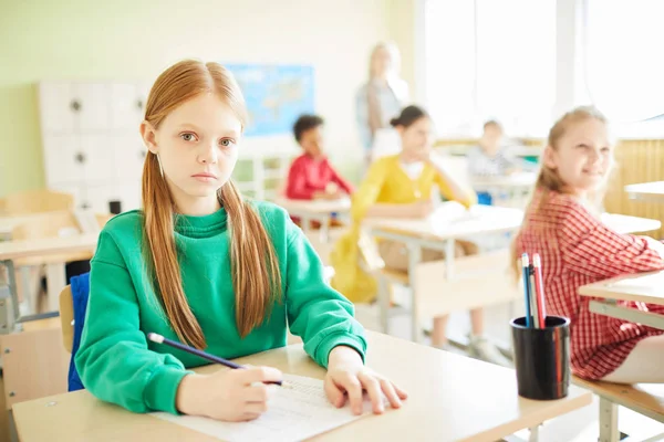 Studentessa Elementare Seria Intelligente Che Guarda Mentre Svolgi Compito Scritto — Foto Stock