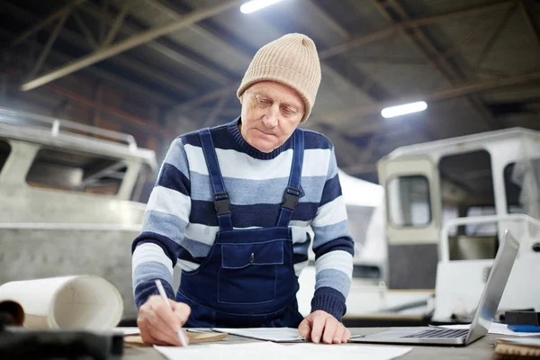 Volwassen Professional Werkkleding Tekenen Van Schets Van Het Nieuwe Schip — Stockfoto