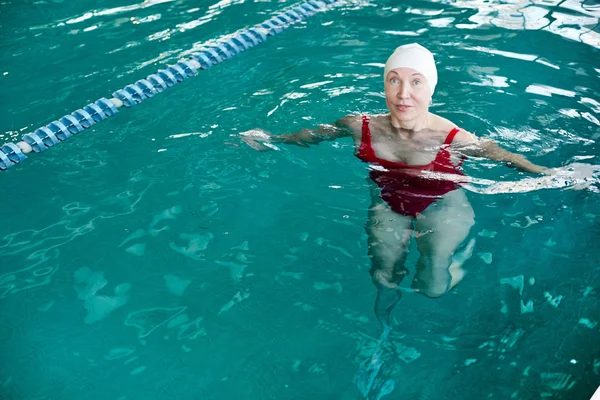 Mujer Madura Traje Baño Nadando Piscina Centro Ocio Contemporáneo —  Fotos de Stock