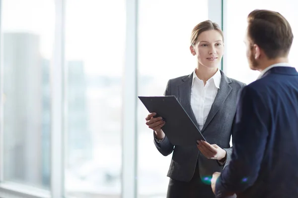 Giovani Eleganti Dipendenti Discutono Documenti Contratti Dei Suoi Punti Riunione — Foto Stock