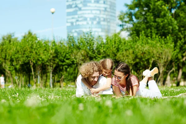 Jonge Familie Van Drie Liggend Groen Gras Park Het Kijken — Stockfoto