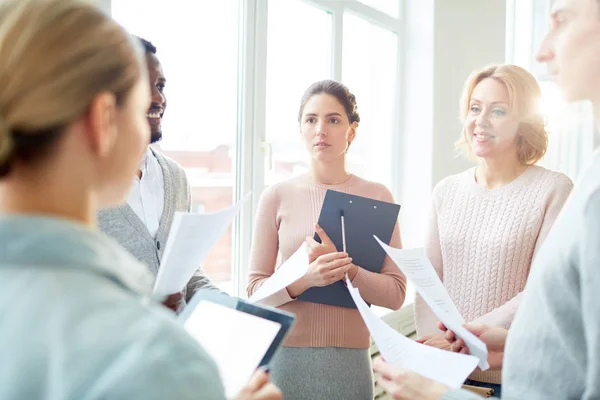 Dos Empresarias Modernas Que Escuchan Uno Sus Compañeros Trabajo Mientras — Foto de Stock