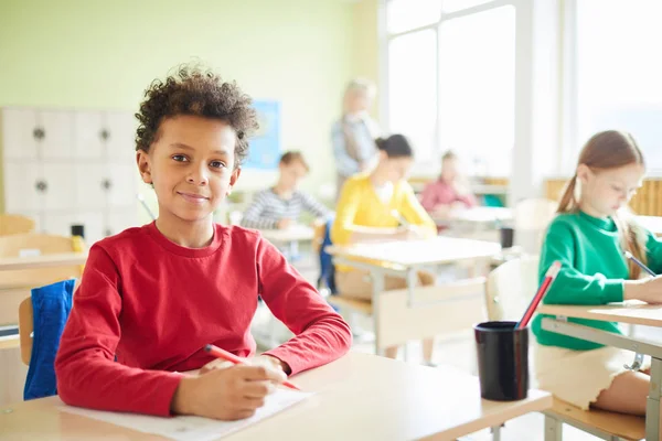 Entzückender Schüler Sitzt Individuellen Arbeitsplatz Unterricht Schaut Die Kamera Und — Stockfoto