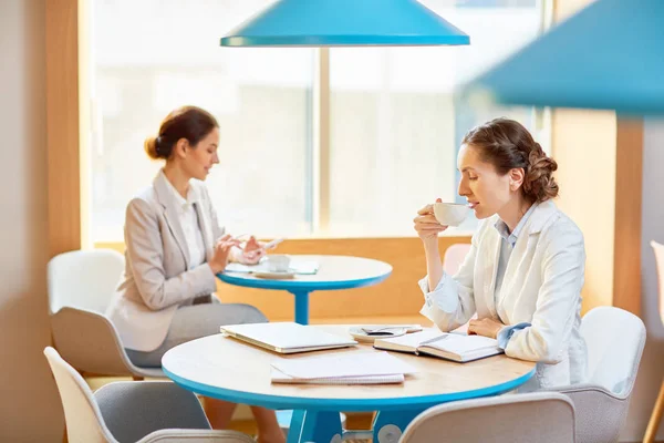 Junge Geschäftsfrau Trinkt Kaffee Aus Weißer Porzellantasse Während Sie Zeit — Stockfoto