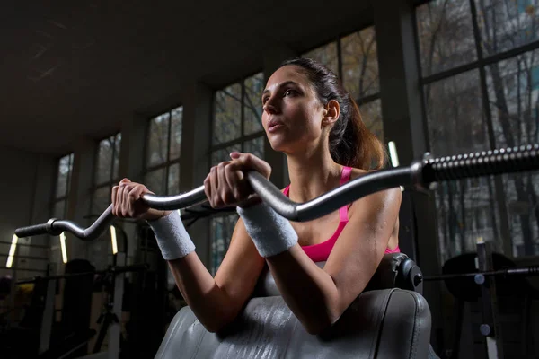 Ajuste Mujer Joven Ropa Deportiva Tratando Levantar Peso Pesado Durante — Foto de Stock