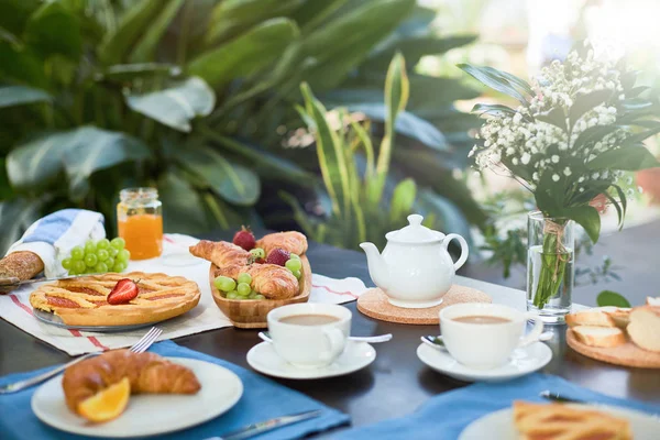 Croissants Frescos Torta Caseira Doce Para Chá Frutas Frescas Mesa — Fotografia de Stock