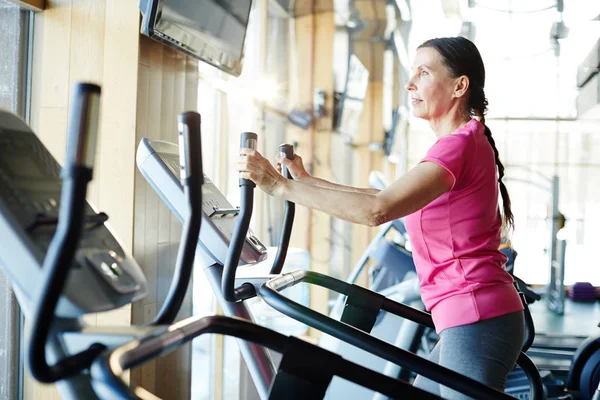 Mogen Idrottskvinna Activewear Utövar Sportutrustning Träning Gym — Stockfoto