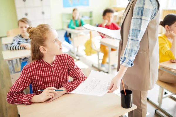 Jeune Écolière Consultation Avec Enseignant Leçon Tout Faisant Une Affectation — Photo