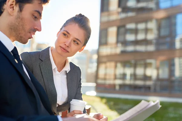 Jonge Manager Luisteren Naar Haar Collega Tijdens Bespreking Van Papieren — Stockfoto