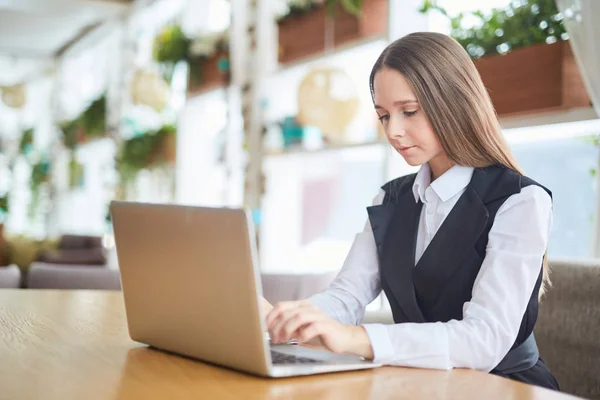 Młoda Kobieta Interesu Pisania Laptopa Kawiarni — Zdjęcie stockowe