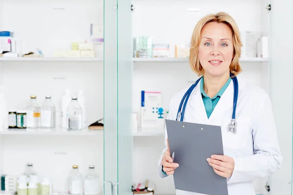 Mature Doctor Clipboard Clinic Looking Camera — Stock Photo, Image