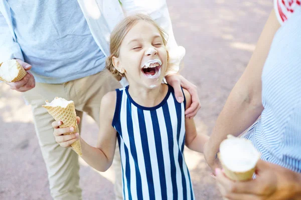 Lachendes Mädchen Mit Grimmigem Gesicht Das Eis Isst Und Sonnigen — Stockfoto