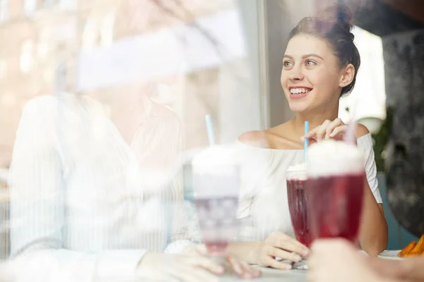 Egy Két Lány Nézett Barátja Közben Beszélni Kávézóban Italokat Napközben — Stock Fotó