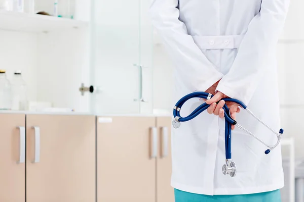 Image Vue Arrière Une Femme Médecin Tenant Stéthoscope Dans Hôpital — Photo