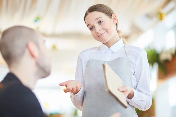 Abile Giovane Cameriera Servizio Cliente — Foto Stock