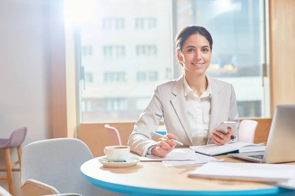 Unga Leende Affärskvinna Formalwear Arbetar Med Papper Tabell Och Meddelandetjänster — Stockfoto