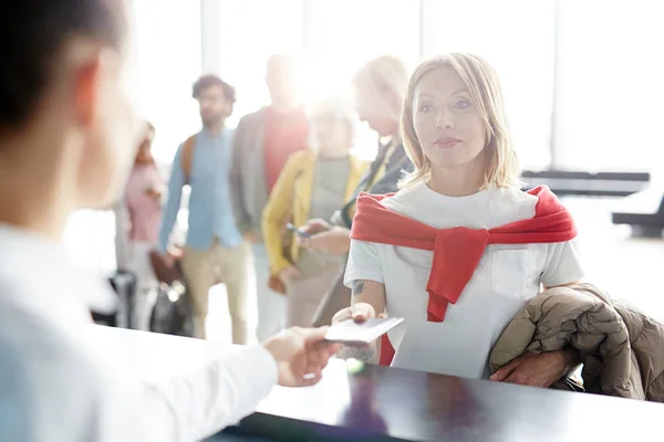 Young Passenger Casualwear Standing Check Counter Giving Hehr Documents Administrator — Stock Photo, Image