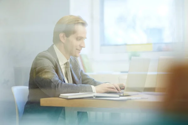 Geschäftsmann Sitzt Seinem Arbeitsplatz Und Arbeitet Laptop — Stockfoto