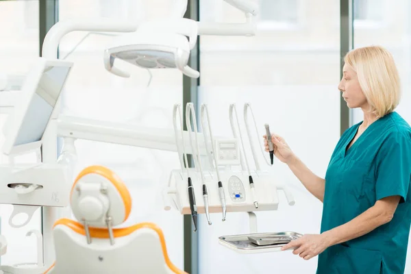 Enfermera Odontóloga Revisando Todos Los Instrumentos Ejercicios Necesarios Para Chequeo — Foto de Stock