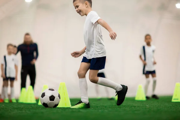 Garçon Heureux Uniforme Frappant Ballon Tout Courant Autour Des Cônes — Photo