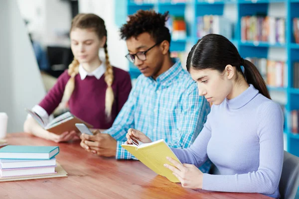 Seriózní Dívka Soustředit Čtení Knihy Před Ponaučení Literatury Její Groupmates — Stock fotografie