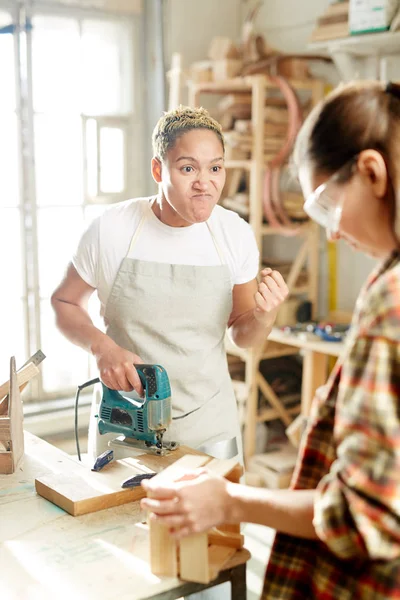 Carpintera Femenina Agresiva Ropa Trabajo Expresando Esfuerzo Durante Trabajo Con — Foto de Stock