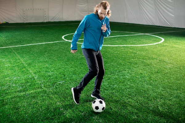 Junger Mann Sportkleidung Läuft Während Des Trainings Vor Dem Fußball — Stockfoto