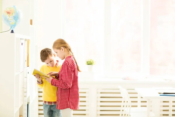 Två Smarta Skolbarn Att Välja Bok För Läsning Hemma Stående — Stockfoto