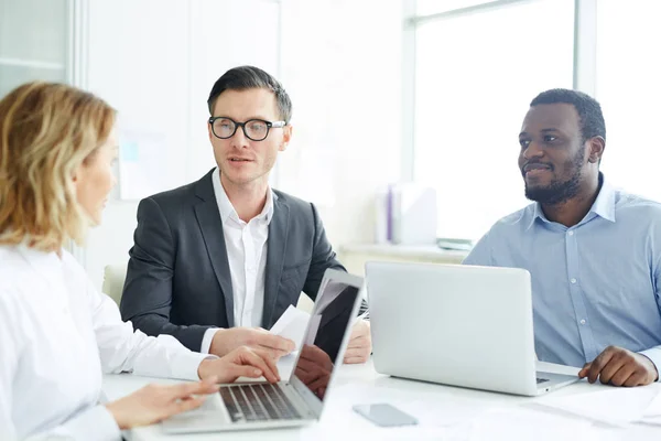 Società Analisti Finanziari Broker Che Siedono Tavolo Discutono Statistiche Online — Foto Stock