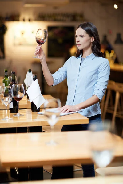 レストランで赤ワインのガラスを保持している若い女性 — ストック写真