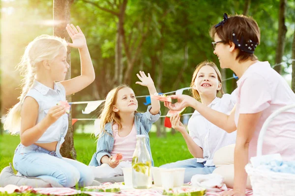 Donna Felice Che Offre Pezzo Anguria Alle Bambine Che Alzano — Foto Stock