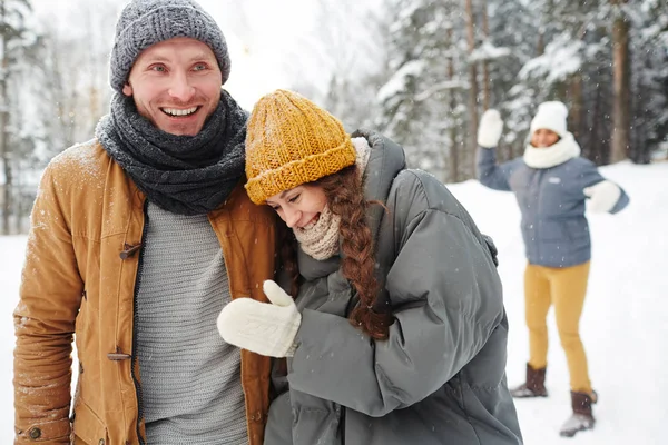 冬の公園で友人と楽しむ時間を Winterwear で若いカップルを笑ってください — ストック写真