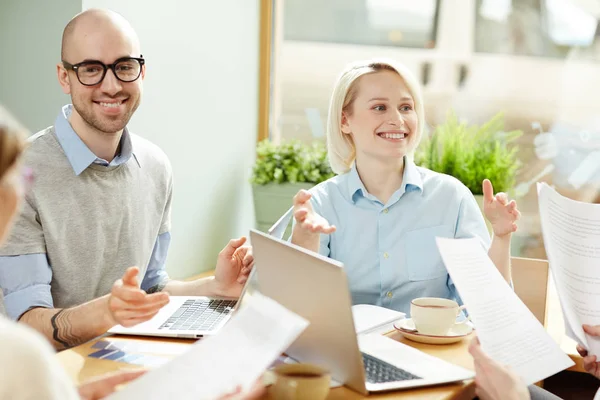 Incontro Start Giovani Dipendenti Economisti Che Discutono Documenti Finanziari Nel — Foto Stock