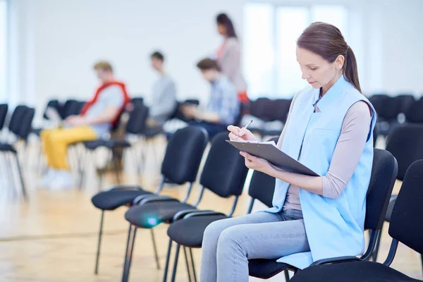 Young Businesswoman Making Notes Document While Sitting Chair Conference Hall — Stock Photo, Image