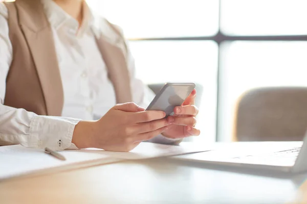 Vrouwelijke Manager Holding Smartphone Texting Zittend Door Werkplek Kantoor — Stockfoto