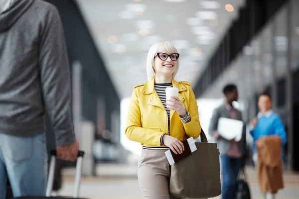 Viajera Joven Con Equipaje Bebida Documentos Caminando Mostrador Registro Para — Foto de Stock