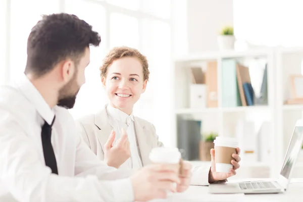 Sorrindo Jovem Empresária Comunicando Com Seu Colégio Enquanto Bebe Café — Fotografia de Stock