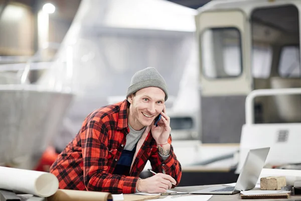 Vrolijke Ingenieur Gesprek Met Specialist Door Smartphone Raadpleging Een Aantal — Stockfoto