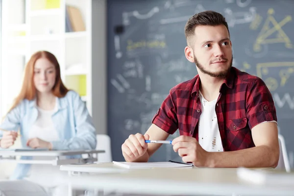 Estudiante Ropa Casual Mirando Alguien Escuchando Que Dice Lección —  Fotos de Stock