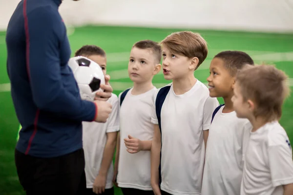 Dos Jovens Futebolistas Uniforme Conversando Com Seu Treinador Antes Jogo — Fotografia de Stock