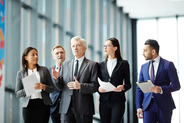 Gruppe Politischer Delegierter Formalbekleidung Hört Ihrem Führer Auf Dem Weg — Stockfoto