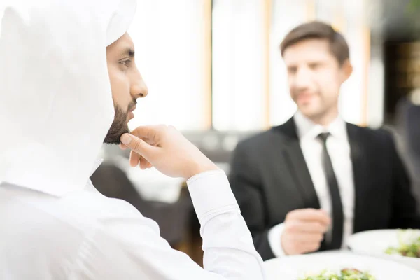 Fundersam Arabiska Affärsman Vit Formalwear Sitter Vid Bordet Med Affärspartner — Stockfoto