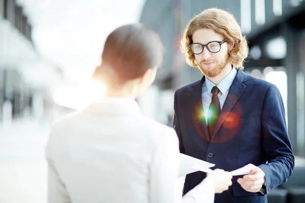 Junger Agent Gibt Seinem Kunden Oder Kollegen Wichtige Dokumente — Stockfoto