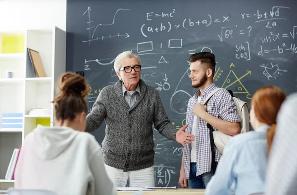 Maturo Insegnante Parlando Gruppo Studenti Circa Loro Nuovo Compagno Gruppo — Foto Stock