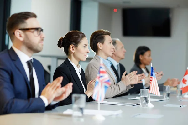 Rad Säker Delegater Applåderar Till Högtalare Efter Framgångsrik Presentation Vid — Stockfoto