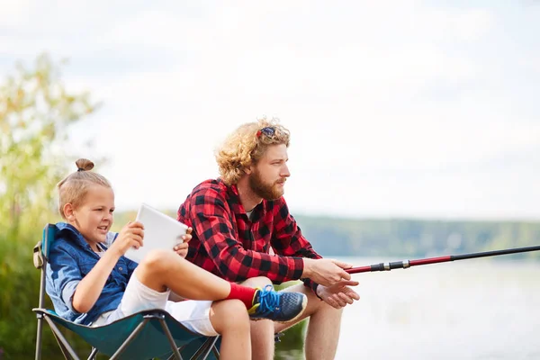 Jeune Homme Reposant Pêche Bord Lac Avec Son Fils Assis — Photo