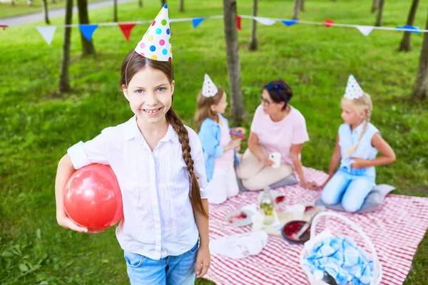 Schattige Lachende Meisje Met Opblaasbare Rode Bal Kijken Camera Park — Stockfoto