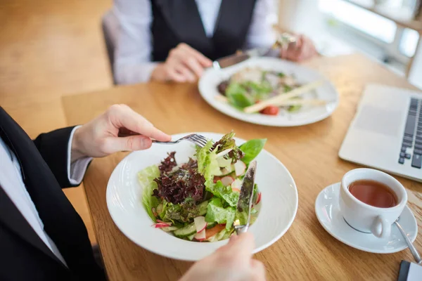Κοντινό Πλάνο Του Επιχειρηματίες Που Τρώει Σαλάτα Στο Εστιατόριο — Φωτογραφία Αρχείου