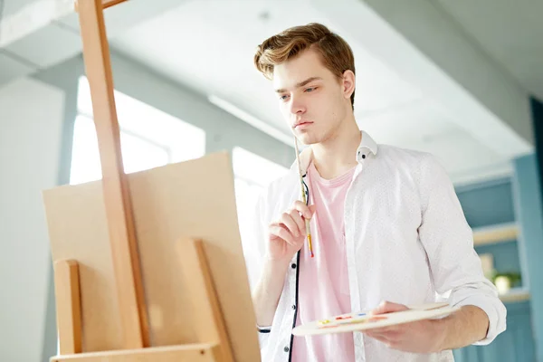 Jonge Schilder Krijgen Geïnspireerd Tijdens Het Kijken Van Schets Ezel — Stockfoto